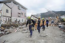 Japón lucha contra tsunami nuclear